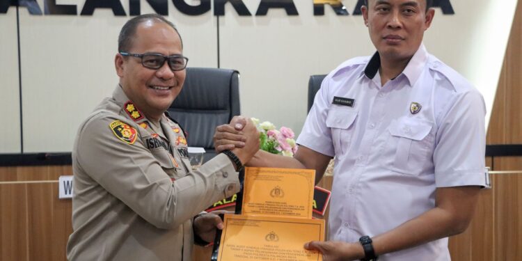 FOTO: MATAKALTENG - Wakapolresta Palangka Raya, AKBP Moch. Isharyadi pada saat menerima tabulasi audit kinerja.