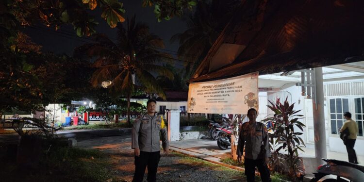 FOTO: MATAKALTENG - Personel Polresta Palangka Raya pada saat melakukan patroli di kantor Bawaslu.