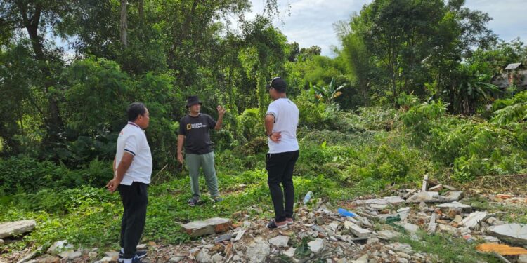 FOTO: MATAKALTENG - Personel Polresta Palangka Raya pada saat meninjau lahan kosong.