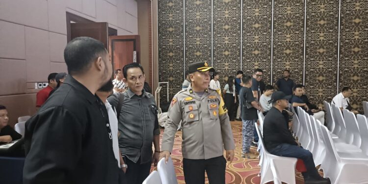 FOTO: MATAKALTENG - Kabag Ops Polresta Palangka Raya, Kompol Ganda B Napitupulu pada saat meninjau kesiapan debat publik perdana calon wali kota.