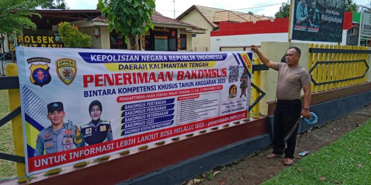 FOTO: MATAKALTENG - Personel Polresta Palangka Raya pada saat memasang spanduk sosialisasi.