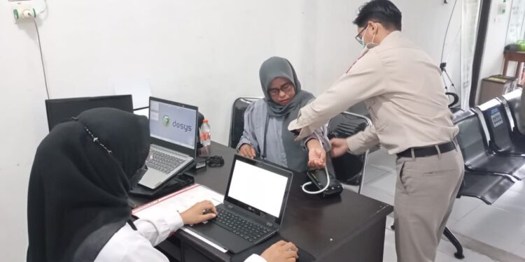 FOTO: MATAKALTENG - Personel Polresta Palangka Raya pada saat dilakukan pemeriksaan kesehatan.
