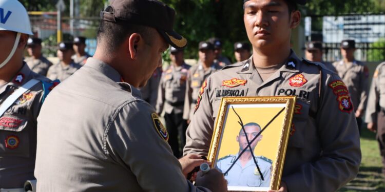 FOTO: MATAKALTENG - Kapolresta Palangka Raya, Kombes Pol Boy Herlambang pada saat memimpin upacara PTDH.