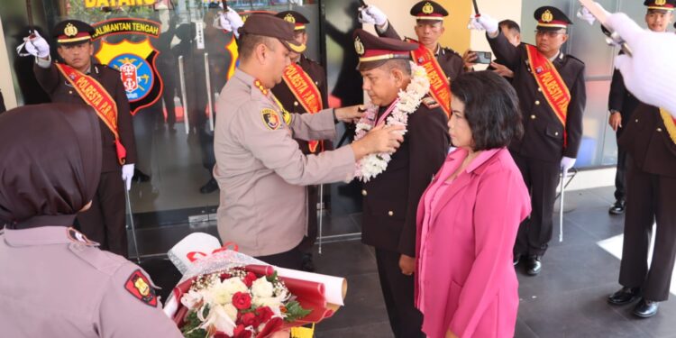 FOTO: MATAKALTENG - Kapolresta Palangka Raya, Kombes Pol Boy Herlambang, pada saat mengalungkan bunga kepada AKP Dede Setiyadi.