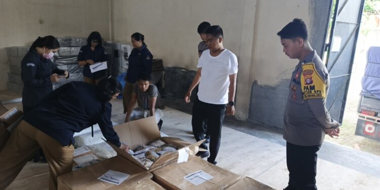 FOTO: MATAKALTENG - Personel Polresta Palangka Raya, pada saat mengamankan proses penerimaan logistik KPU.