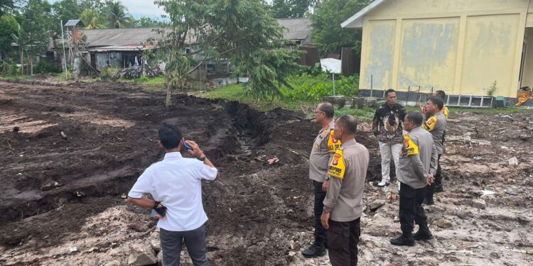 FOTO: MATAKALTENG - Jajaran Polresta Palangka Raya pada saat meninjau lahan ketahanan pangan.