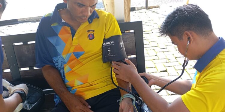 FOTO: MATAKALTENG - Personel Polresta Palangka Raya pada saat dilakukan pemeriksaan kesehatan.