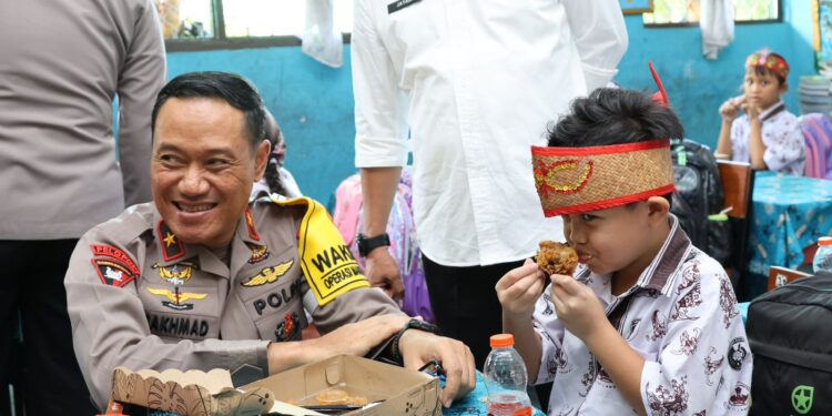 FOTO: MATAKALTENG - Wakapolda Kalteng, Brigjen Pol Rakhmad Setyadi, pada saat berdialog bersama salah seorang siswa.