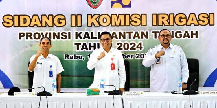 FOTO: MATAKALTENG - Kepala Bappedalitbang Prov. Kalteng Leonard S. Ampung didampingi Tenaga Ahli dari Tim Narasumber Direktorat Bina OP Direktorat Jenderal Sumber Daya Air Kementerian PUPR Rahardjo Ari dan Kabid SDA/Sekretaris I Komir Provinsi Kalteng Man Saji.
