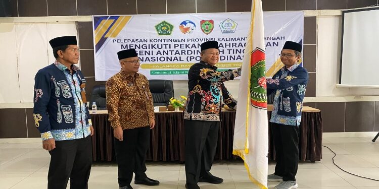 FOTO: IST/MATAKALTENG - Plh Asisten Pemkesra Setda Kalteng Maskur melepas keberangkatan Kontingen Porsadinas.