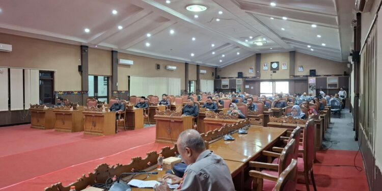 Foto: DIAN/MATA KALTENG - Pembahasan APBD Murni 2024 di DPRD Kotim.