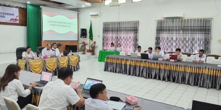 FOTO : DISKOMINFO SANTIK/MATA KALTENG - Sekda Gumas Richard yang diwakili oleh Kepala Bapperida Yantrio Aulia, didampingi Kabid Kabid Riset dan Inovasi Daerah Vina Valentina, serta narasumber, memberikan arahan dalam kegiatan workshop evaluasi inovasi daerah tahun 2024, di aula kantor bapperida, Kamis, 14 November 2024.