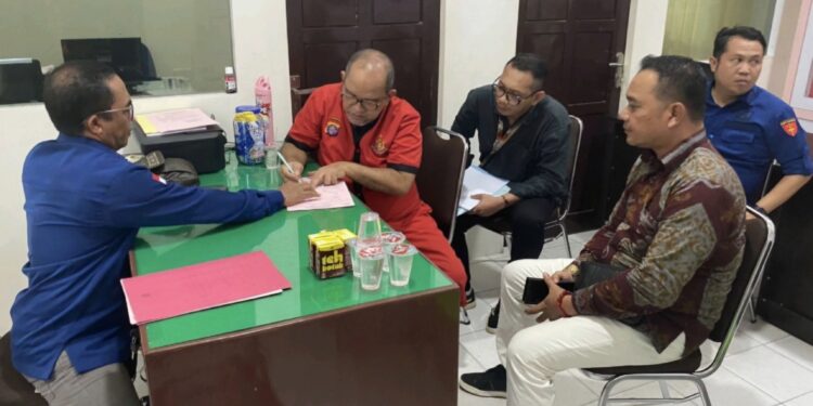 Foto:IST/MATA KALTENG - Pelimpahan tersangka dan barang bukti tindak pidana korupsi dari penyidik Polda Kalteng kepada Kejari Kotim, 14 November 2024.