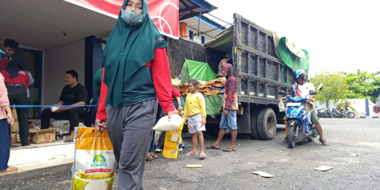 Foto:DIAN/MATA KALTENG - Pembelian beras di Bulog Sampit.