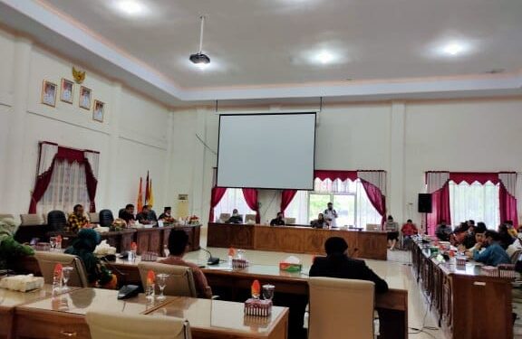 Foto: MATAKALTENG- DPRD Bersama OPD Barsel saat menggelar rapat di aula rapat DPRD Barsel.