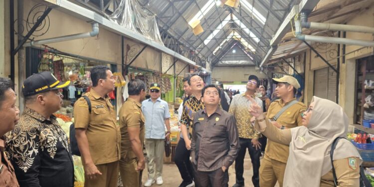 Foto: IST/MATA KALTENG - Cek fisik pasar Parenggean oleh Ketua DPRD bersama anggota Dapil V belum lama ini.