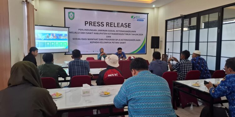 Foto: DIAN/MATA KALTENG - Penyampaian informasi terkait kepesertaan petani sawit di Kotim sebagai peserta BPJS Ketenagakerjaan melalui DBH sawit.