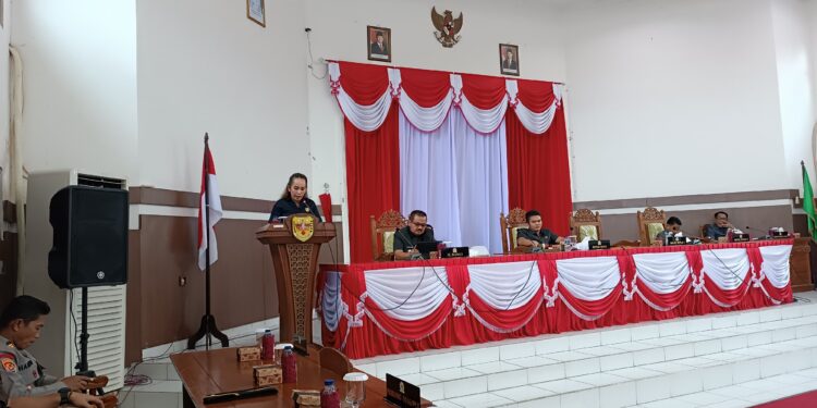 FOTO : DPRD GUMAS/MATA KALTENG - Juru Bicara Fraksi PDIP DPRD Kabupaten Gumas Nomi Aprilia ketika menyampaikan pandangan fraksi, pada rapat paripurna ke-5 masa persidangan I tahun sidang 2024, Rabu, 13 November 2024.