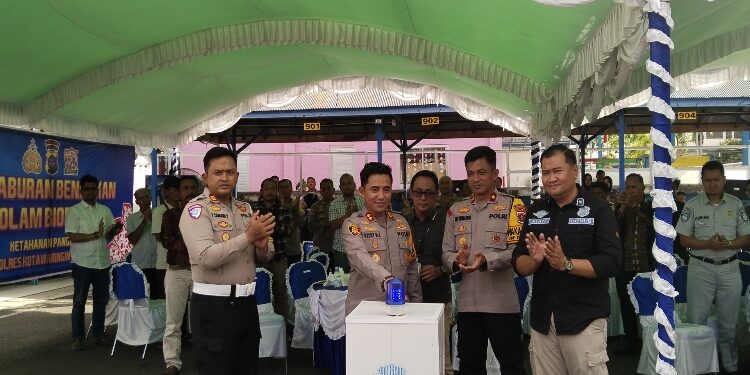 FOTO: AGUS/MATAKALTENG - Kapolres Kotim, AKBP Resky Maulana Zulkarnain saat memecet tombol tanda dimulainya program Satu Desa Satu Hari di Halama Satlantas Polres Kotim, Jumat 15 November 2024.