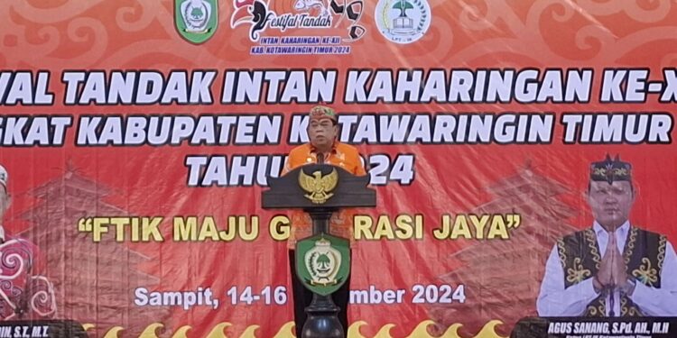 Foto: DIAN/MATA KALTENG - Asisten I Setda Kotim, Rihel saat membuka kegiatan Festival Tandak Intan ke XII tingkat Kotim, 2024.