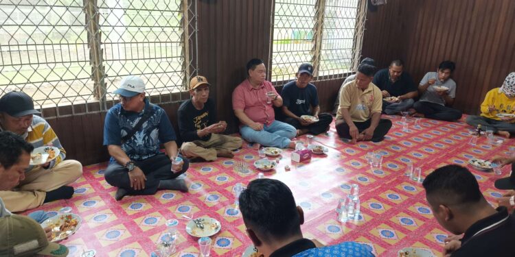 Foto:IST/MATA KALTENG - Halikinnor saat berdialog dengan warga Desa Ramban, Kecamatan Mentaya Hilir Utara belum lama ini.
