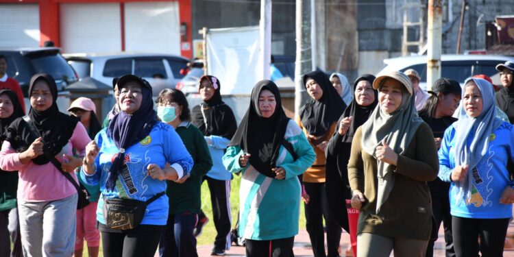 FOTO : AND/MATAKALTENG - Pj Bupati Pulang Pisau, Nunu Ansdriani saat ikut serta dalam senam jum'at bersama bertempat di lapangan Handep Hapakat, Jum'at 15 November 2024.