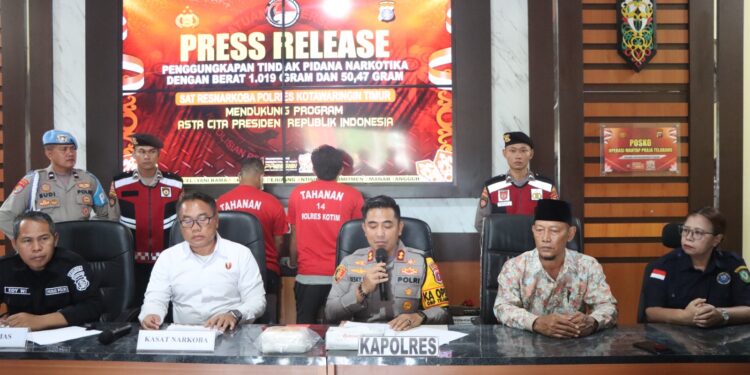 FOTO: MATAKALTENG - Kapolres Kotim, AKBP Resky Maulana Zulkarnain, pada saat memimpin konferensi press.