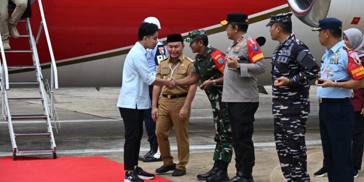 FOTO: MATAKALTENG - Kapolda Kalteng, Irjen Pol Djoko Poerwanto, pada saat menyambut kedatangan Wakil Presiden RI, Griban Rakabuming Raka.