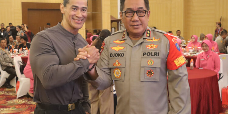 FOTO: MATAKALTENG - Kapolda Kalteng, Irjen Pol Djoko Poerwanto, pada saat berfoto bersama Ade Rai.
