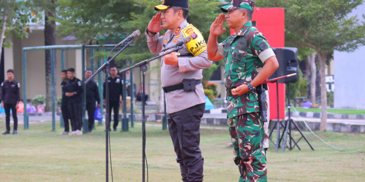 FOTO: MATAKALTENG - Kapolda Kalteng, Irjen Pol Djoko Poerwanto, pada saat memimpin apel gelar pasukan.