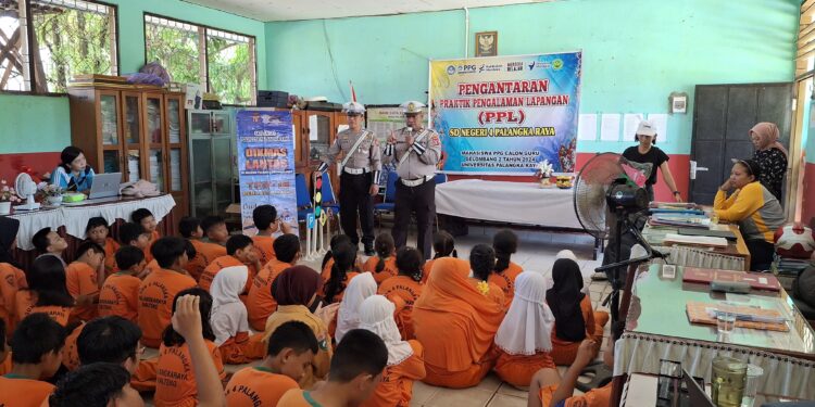 FOTO: MATAKALTENG - Personel Satlantas Polresta Palangka Raya, pada saat mengedukasi para siswa.
