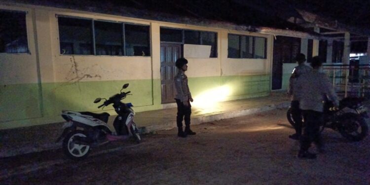 FOTO: MATAKALTENG - Personel Polsek Bukit Batu pada saat melakukan patroli di bangunan kosong.