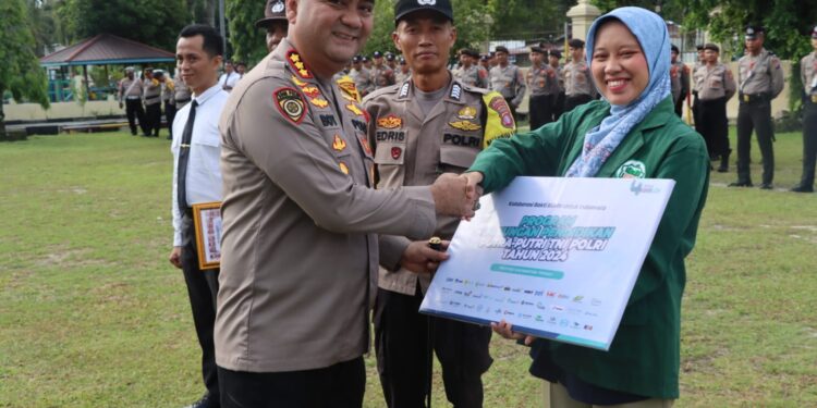 FOTO: MATAKALTENG - Kapolresta Palangka Raya, Kombes Pol Boy Herlambang pada saat menyerahkan secara simbolis bantuan pendidikana.