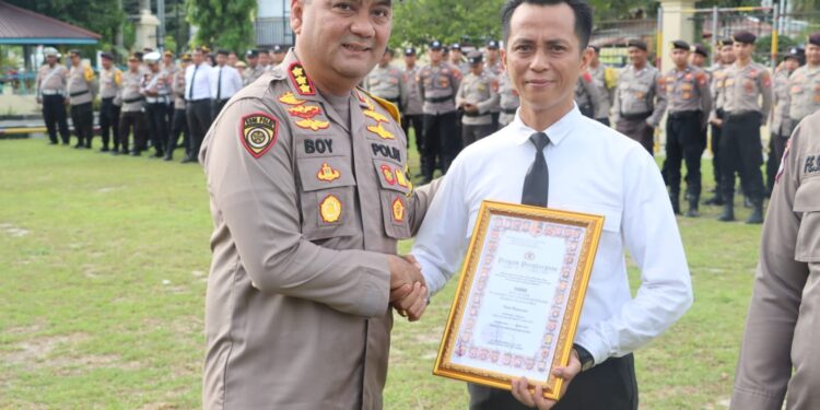 FOTO: MATAKALTENG - Kapolresta Palangka Raya, Kombes Pol Boy Herlambang, pada saat menyerahkan secara simbolis kepada salah seorang personel.