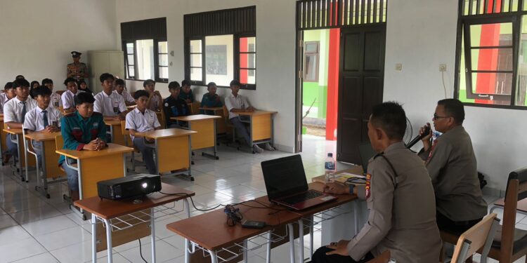 FOTO: MATAKALTENG - Personel Polresta Palangka Raya, pada saat memberikan sosialisasi kepada siswa.