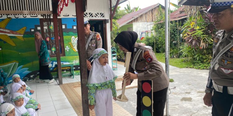 FOTO: MATAJALTENG - Personel Satlantas Polresta Palangka Raya, pada saat mengajarkan rambu-rambu lalu lintas kepada siswa.