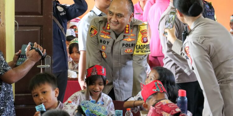 FOTO: MATAKALTENG - Kapolresta Palangka Raya, Kombes Pol Boy Herlambang pada saat berinteraksi bersama para siswa.