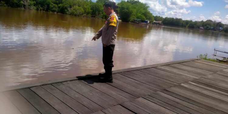 FOTO: MATAKALTENG - Personel Polsek Bukit Batu pada saat memantau debit air.