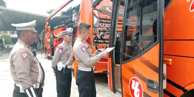 FOTO: MATAKALTENG - Personel Satlantas Polresta Palangka Raya, pada saat melakukan ramp check.