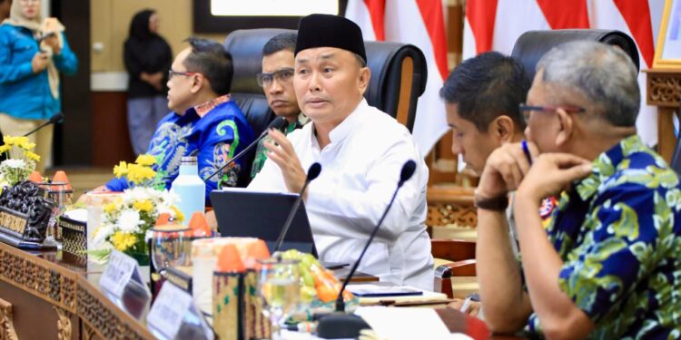 Foto: MATAKALTENG - Gubernur Kalteng H. Sugianto Sabran saat pimpin Rakor tindak lanjut kunjungan Wakil Presiden RI Gibran Rakabuming ke Kota Palangka Raya.