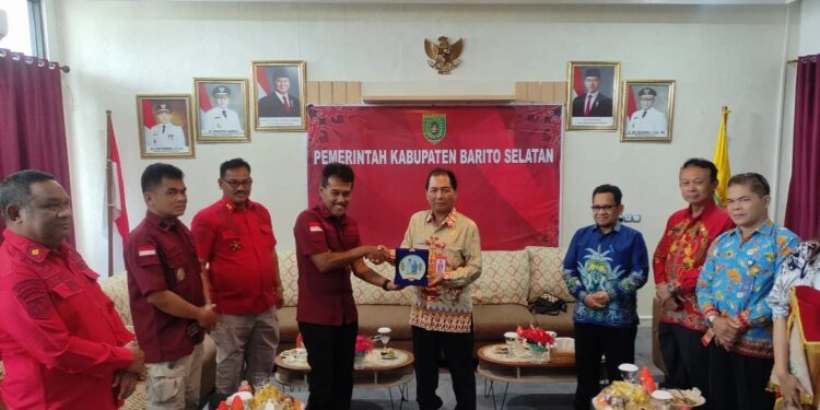 FOTO: MATAKALTENG- Asisten III Sekretariat Daerah Barito Selatan, Mirwansyah, menyerah cendera mata kepada Kepala Divisi Pemasyarakatan Kemenkumham Kalteng, Tri, sebagai simbol sinergi antara Pemkab Barito Selatan dan Kemenkumham dalam mendukung pengelolaan Rutan Buntok.