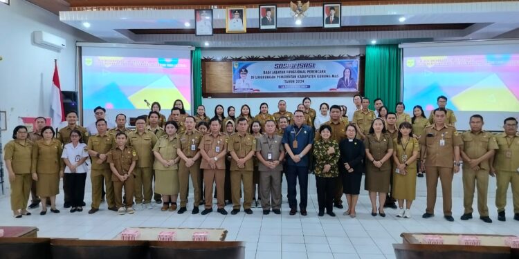 FOTO : DISKOMINFO SANTIK/MATA KALTENG - Para peserta sosialisasi dan pelatihan pembinaan jabatan fungsional perencana dan analis kebijakan, ketika berfoto bersama dengan Sekda Richard dan Asisten III Letus Guntur, di Aula kantor Bapperida setempat, Kamis, 14 November 2024.