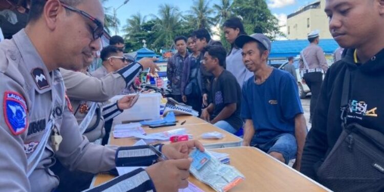 FOTO: IST/MATAKALTENG- Terlihat anggota Ops gabungan saat rajia di terminal patih rumbi Kota Sampit beberapa waktu lalu. 