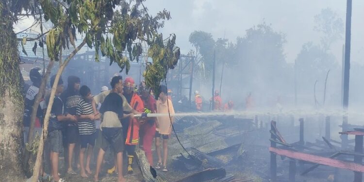 FOTO: IST/MATAKALTENG- Petugas Pemadam bersama masyarakat berjibaku memadamkan kobaran api.