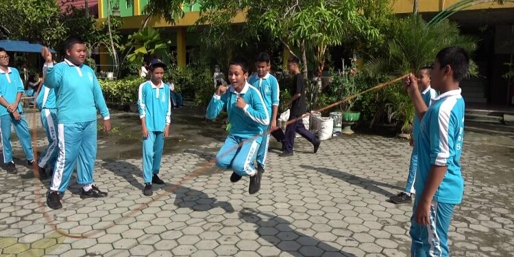 FOTO: DIAN/MATA KALTENG - Kegiatan sehat fisik melalui permainan tradisional yang digelar SMP Negeri 1 Sampit, 15 November 2024.