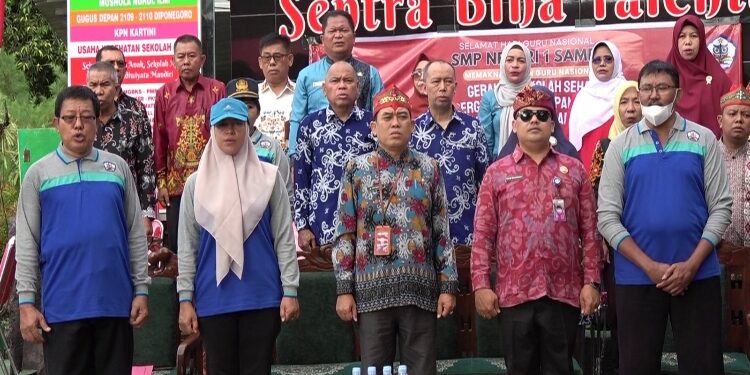 FOTO: DIAN/MATA KALTENG - Kepala Disdik Kotim M Irfansyah (tengah) saat hadiri kegiatan sekolah sehat di SMPN 1 Sampit.