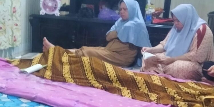 FOTO: IST/MATAKALTENG - Jenazah ansori saat disemayamkan di rumah duka.