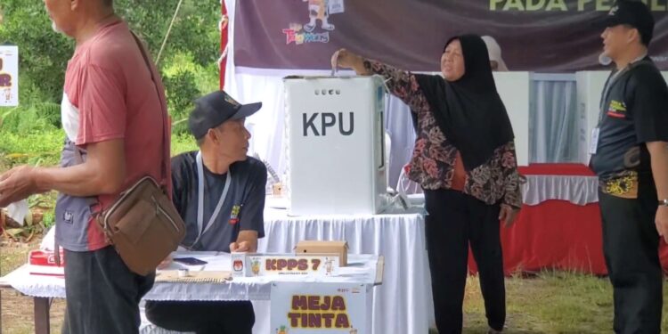 Foto: DIAN/MATA KALTENG - Simulasi pencoblosan dalam Pilkada Kotim yang digelar KPU Kotim, 16 November 2024.