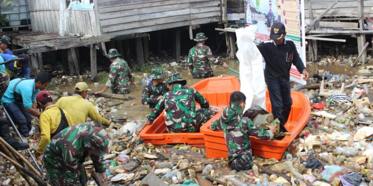 FOTO: MATAKALTENG - Personel Kodim 1016/Plk pada saat membersihkan sampah di Kampung Puntun.
