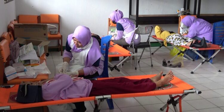 Foto:DIAN/MATA KALTENG - Layanan KB implan gratis yang dilaksanakan PD Muhammadiyah Kotim, 16 November 2024.